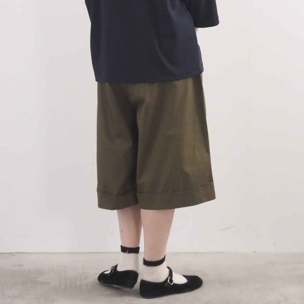 20カツラギ ノッポショーツ　パンツを着た女性の正面