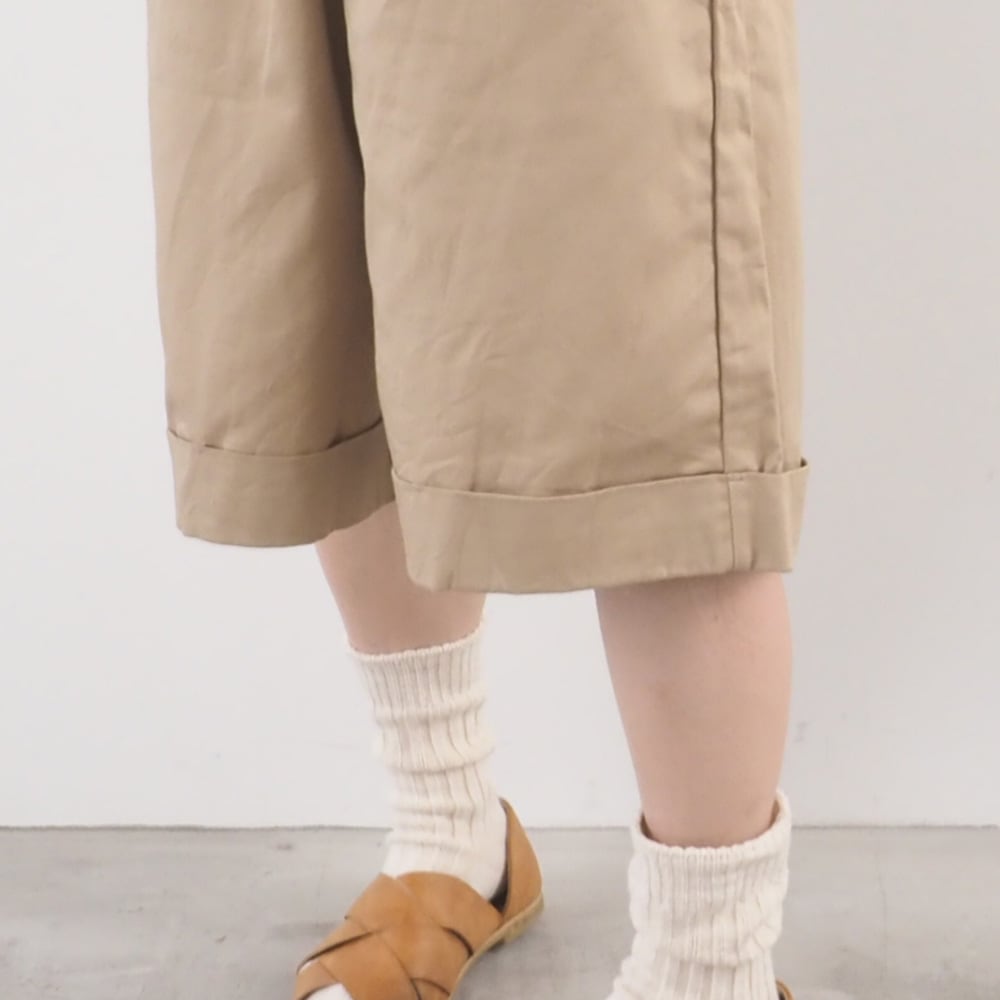 20カツラギ ノッポショーツ　パンツを着た女性の正面