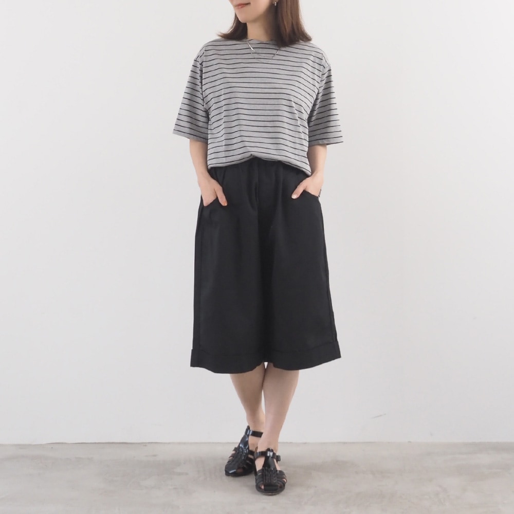 20カツラギ ノッポショーツ　パンツを着た女性の全身