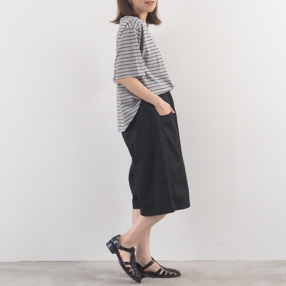 20カツラギ ノッポショーツ　パンツを着た女性の全身