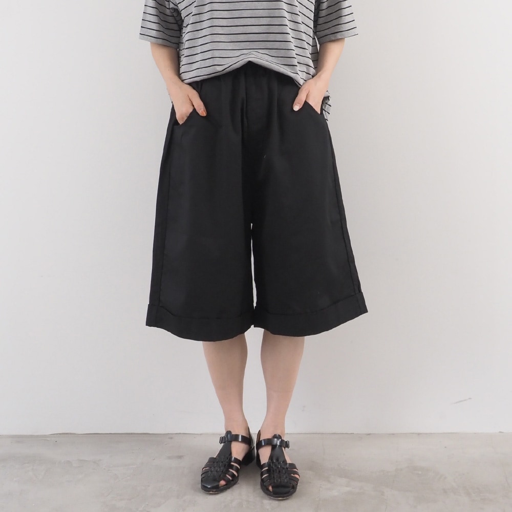 20カツラギ ノッポショーツ　パンツを着た女性の全身