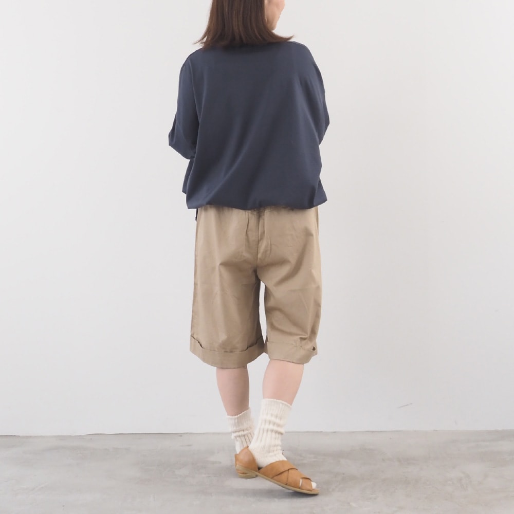 20カツラギ ノッポショーツ　パンツを着た女性の全身