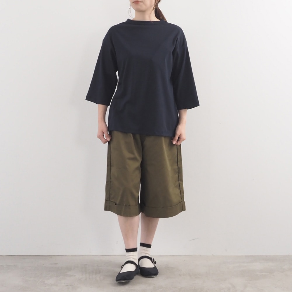 20カツラギ ノッポショーツ　パンツを着た女性の全身