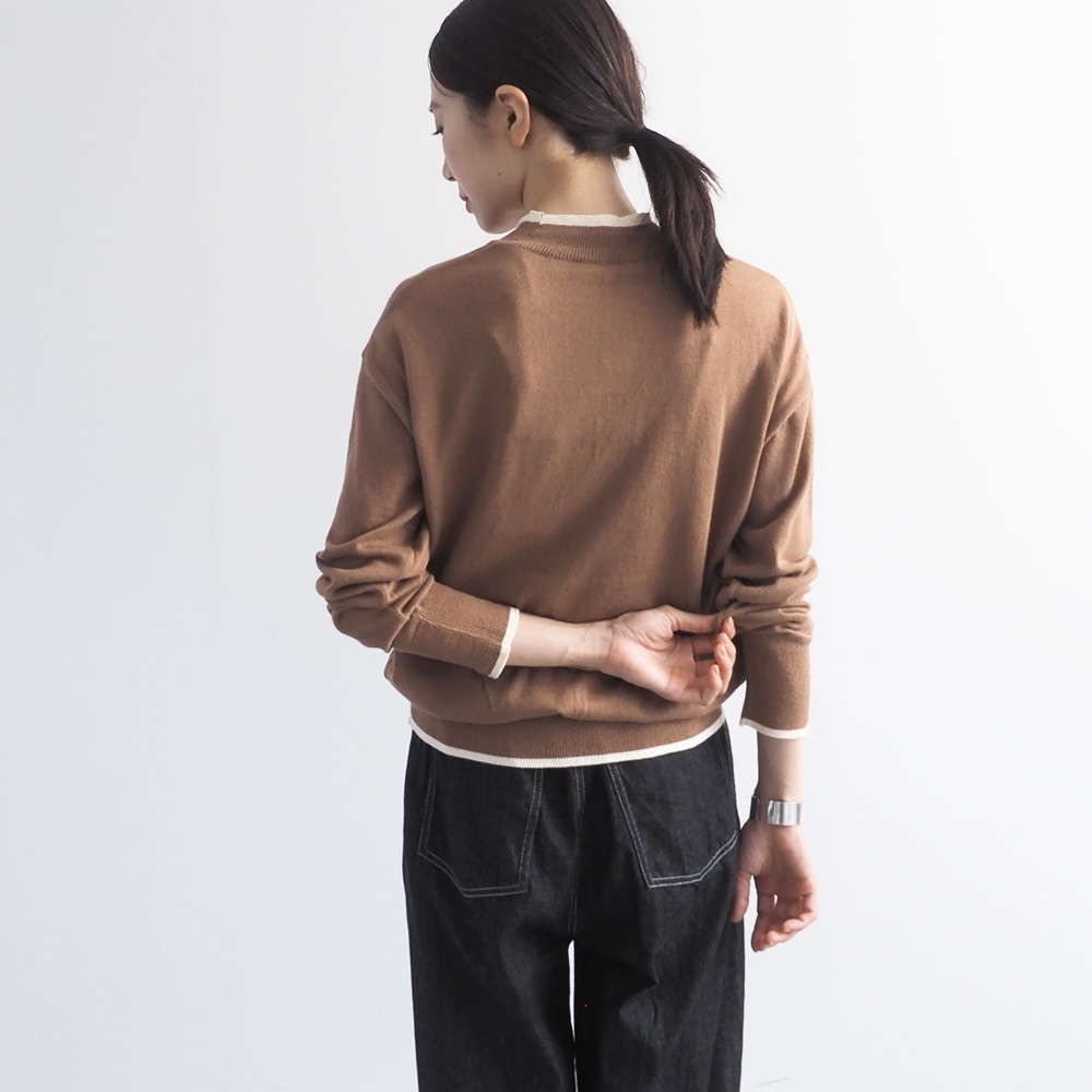 ムースヤーン バイカラーハイネックニット　ニットを着た女性の全身