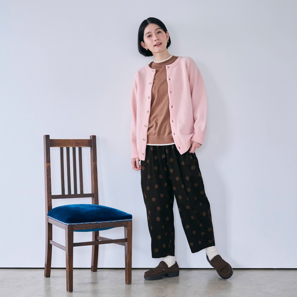 ムースヤーン バイカラーハイネックニット　ニットを着た女性の全身