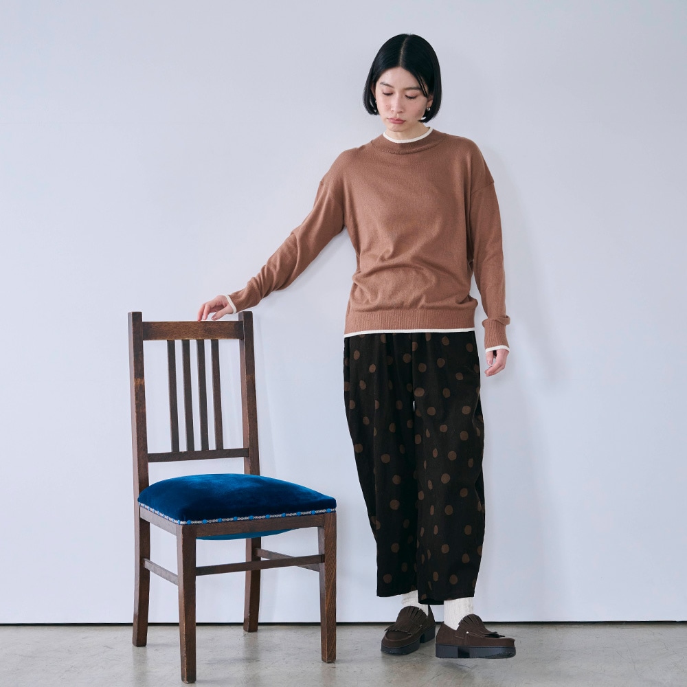 ムースヤーン バイカラーハイネックニット　ニットを着た女性の全身