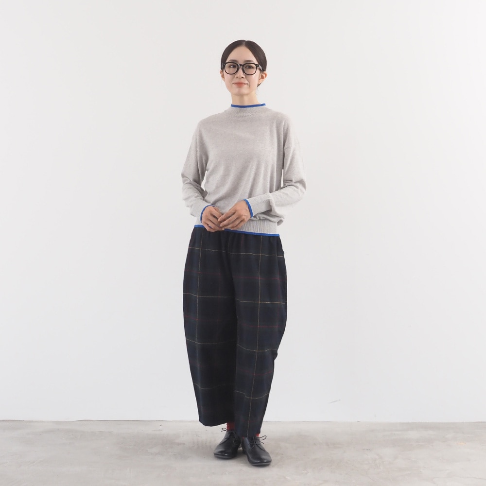 ムースヤーン バイカラーハイネックニット　ニットを着た女性の全身