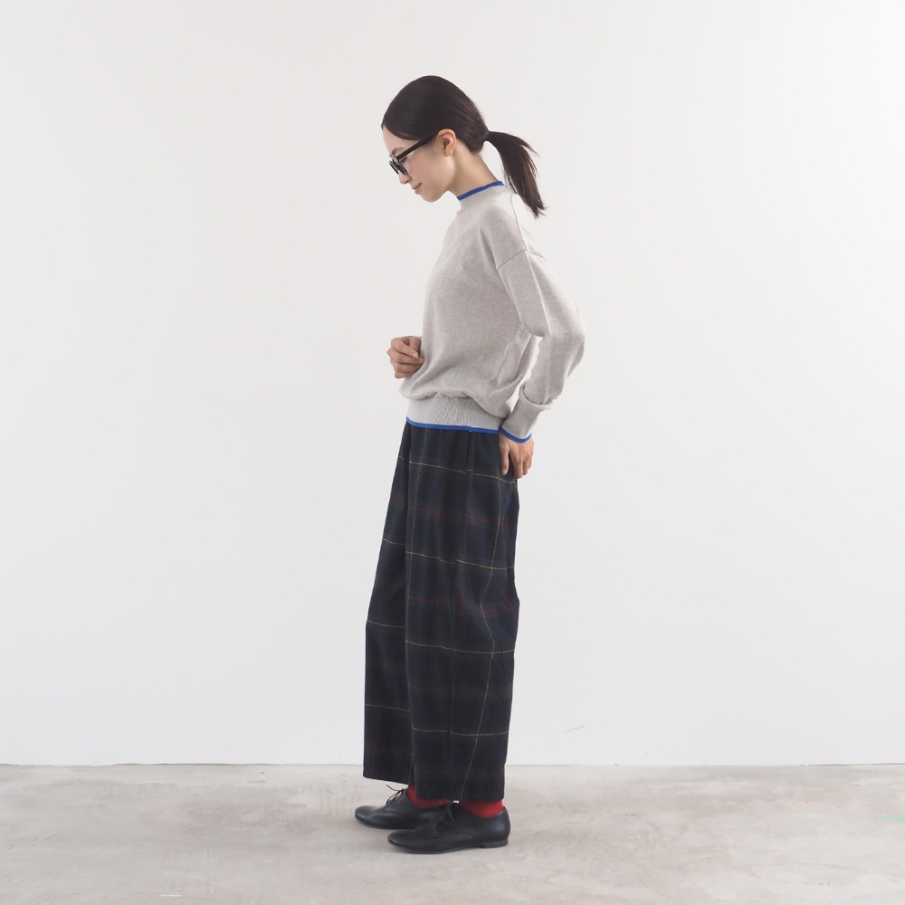 ムースヤーン バイカラーハイネックニット　ニットを着た女性の全身