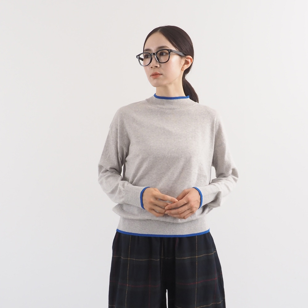 ムースヤーン バイカラーハイネックニット　ニットを着た女性の全身