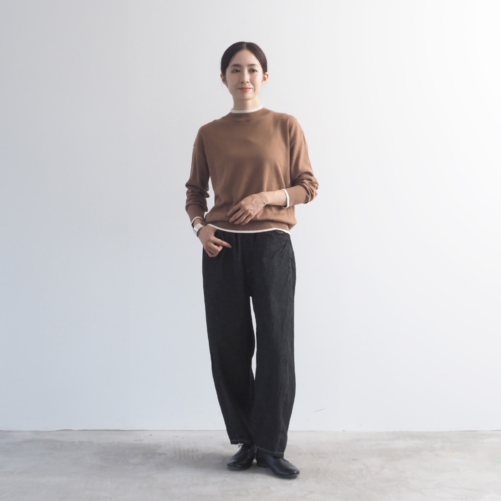 ムースヤーン バイカラーハイネックニット　ニットを着た女性の全身