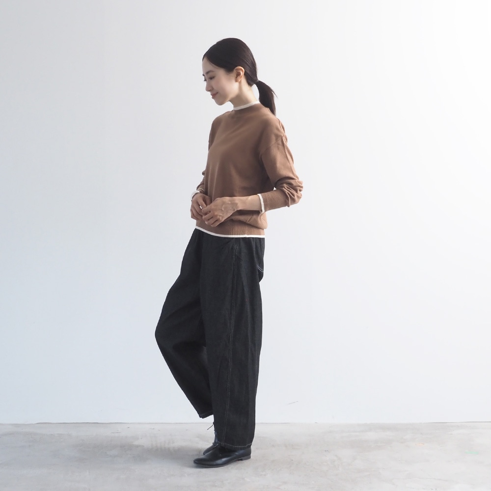 ムースヤーン バイカラーハイネックニット　ニットを着た女性の全身