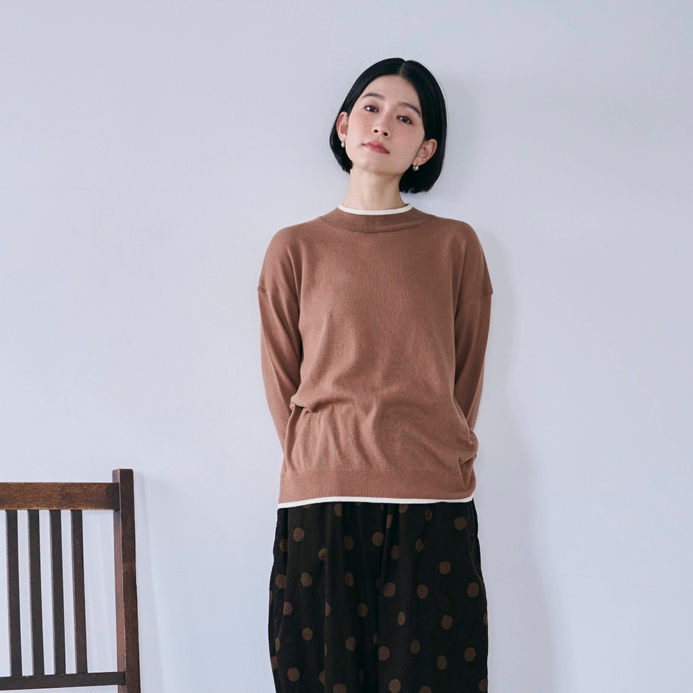 ムースヤーン バイカラーハイネックニット　ニットを着た女性の正面