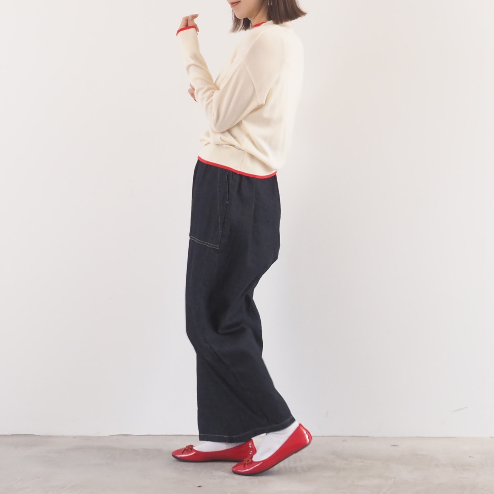 ムースヤーン バイカラーハイネックニット　ニットを着た女性の全身