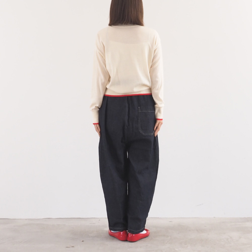 ムースヤーン バイカラーハイネックニット　ニットを着た女性の全身