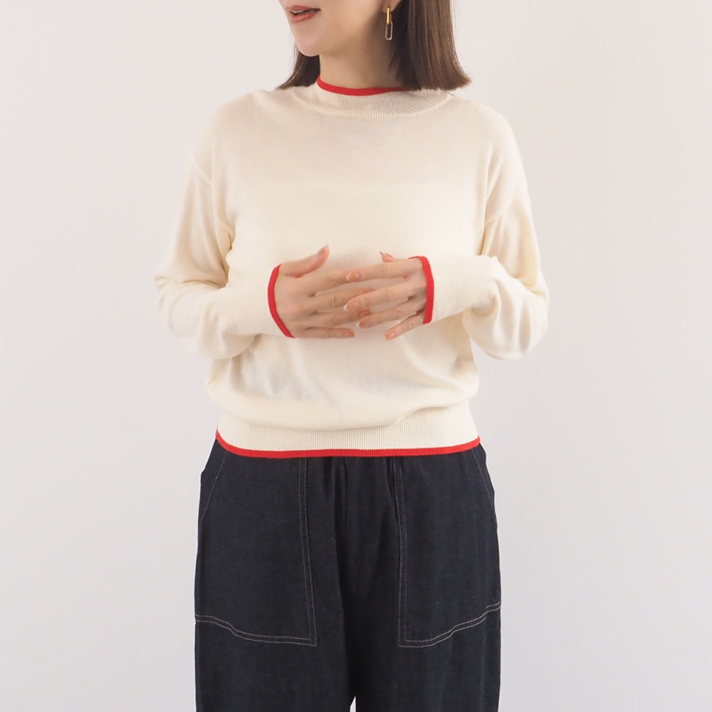 ムースヤーン バイカラーハイネックニット　ニットを着た女性の全身