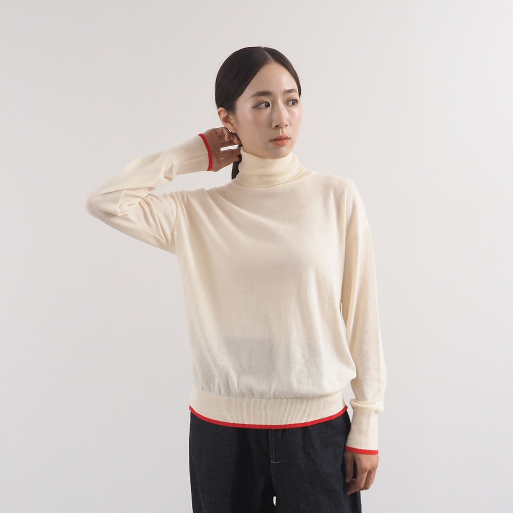 ムースヤーン バイカラータートルネックニット ニットを着た女性の全身