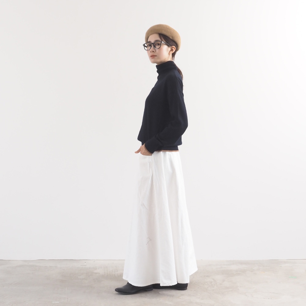 ムースヤーン バイカラータートルネックニット ニットを着た女性の全身