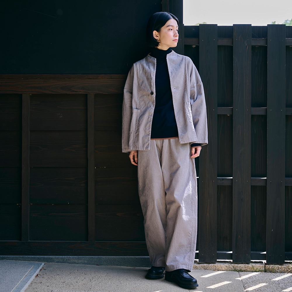 ムースヤーン バイカラータートルネックニット ニットを着た女性の全身