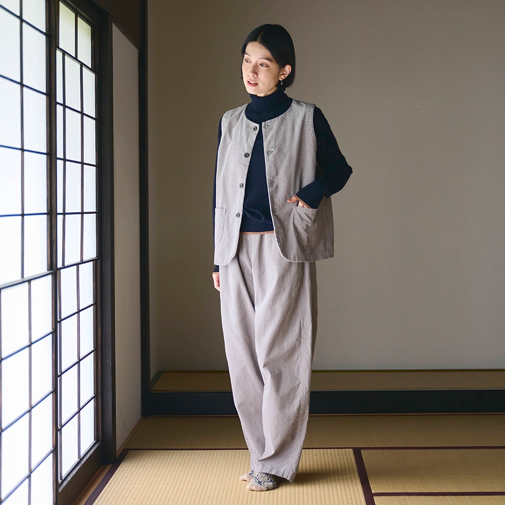 ムースヤーン バイカラータートルネックニット ニットを着た女性の全身