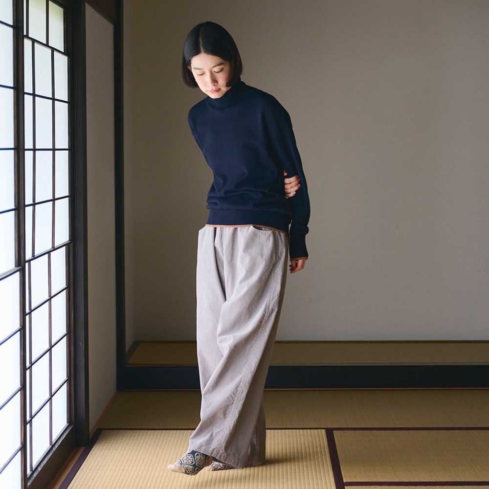 ムースヤーン バイカラータートルネックニット ニットを着た女性の全身