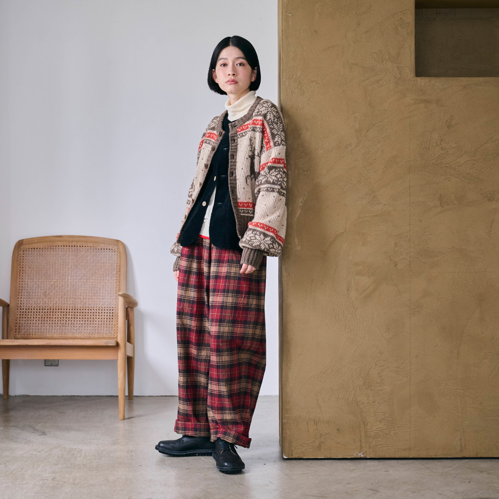 ムースヤーン バイカラータートルネックニット ニットを着た女性の全身