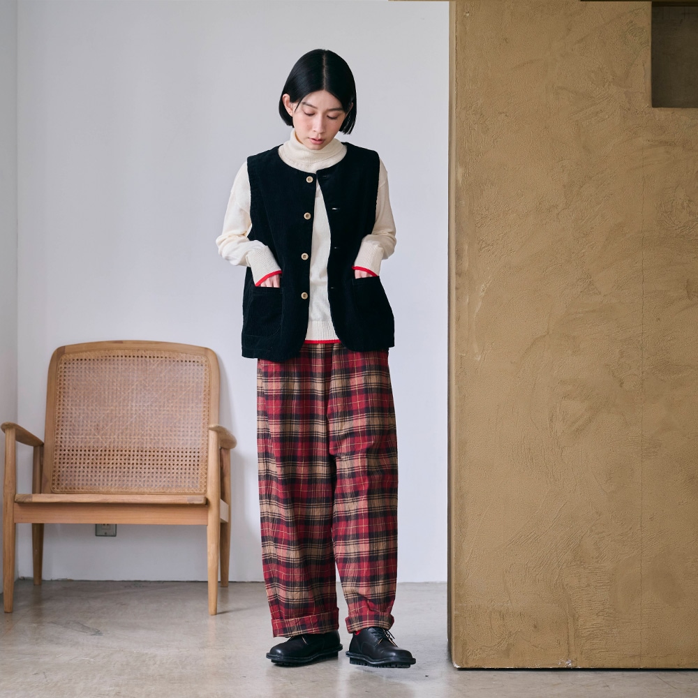 ムースヤーン バイカラータートルネックニット ニットを着た女性の全身