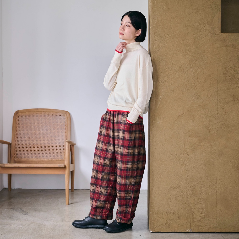 ムースヤーン バイカラータートルネックニット ニットを着た女性の全身