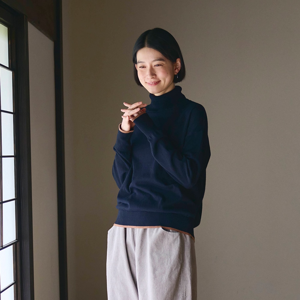 ムースヤーン バイカラータートルネックニット ニットを着た女性の正面