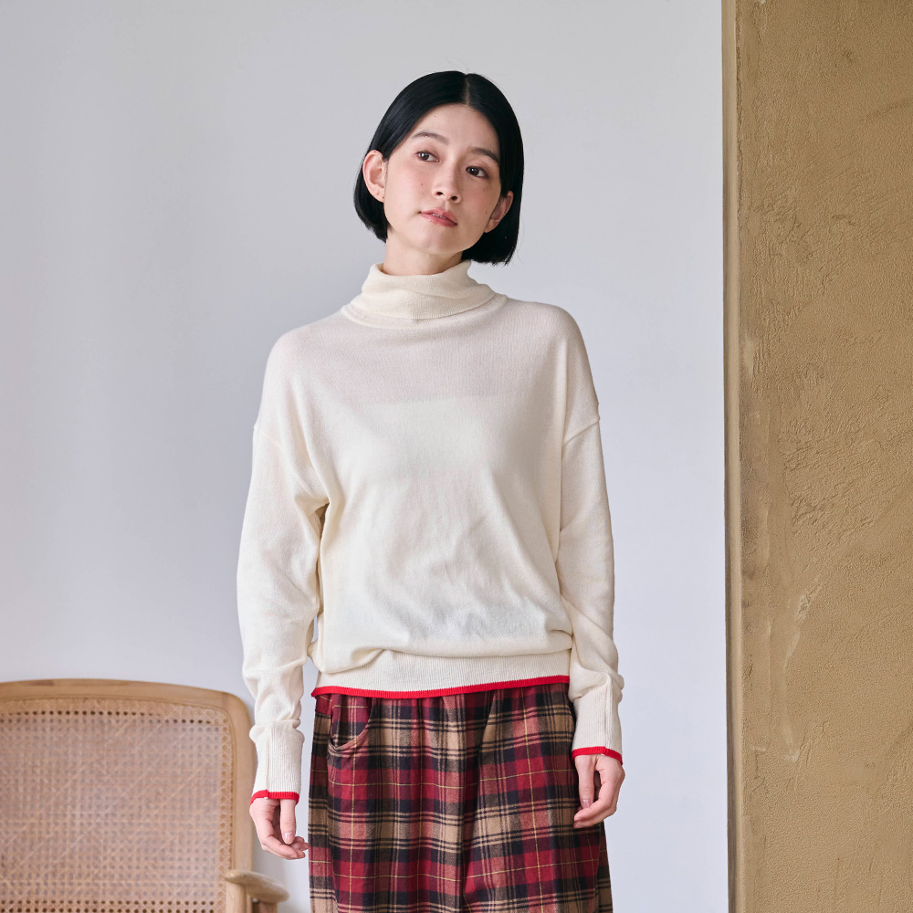 ムースヤーン バイカラータートルネックニット ニットを着た女性の正面
