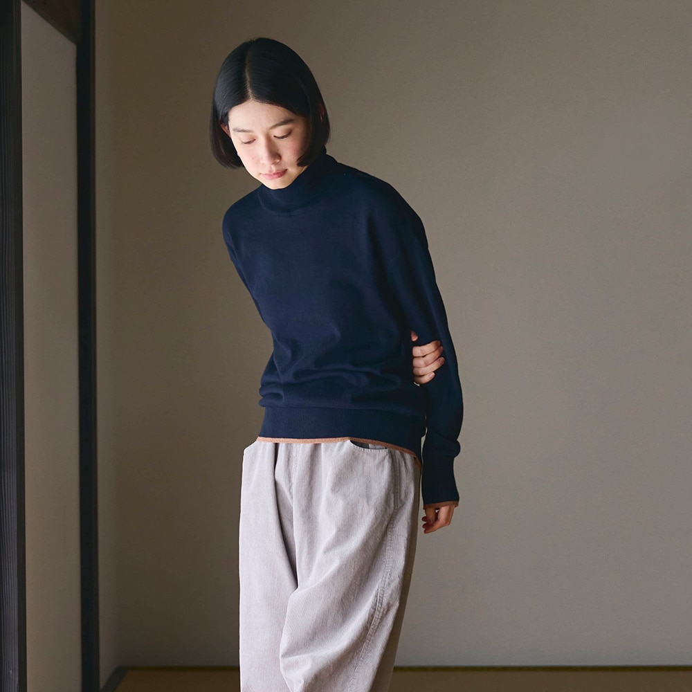 ムースヤーン バイカラータートルネックニット ニットを着た女性の正面
