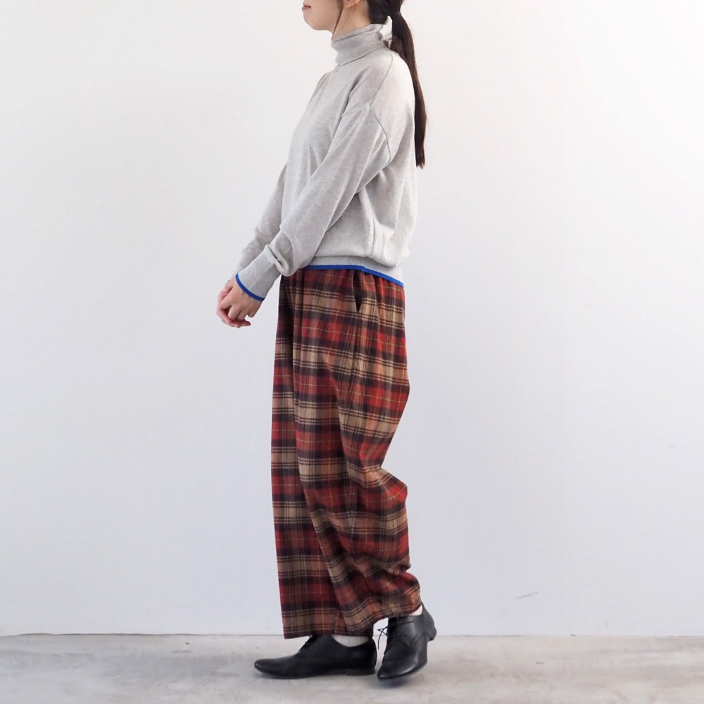 ムースヤーン バイカラータートルネックニット ニットを着た女性の全身