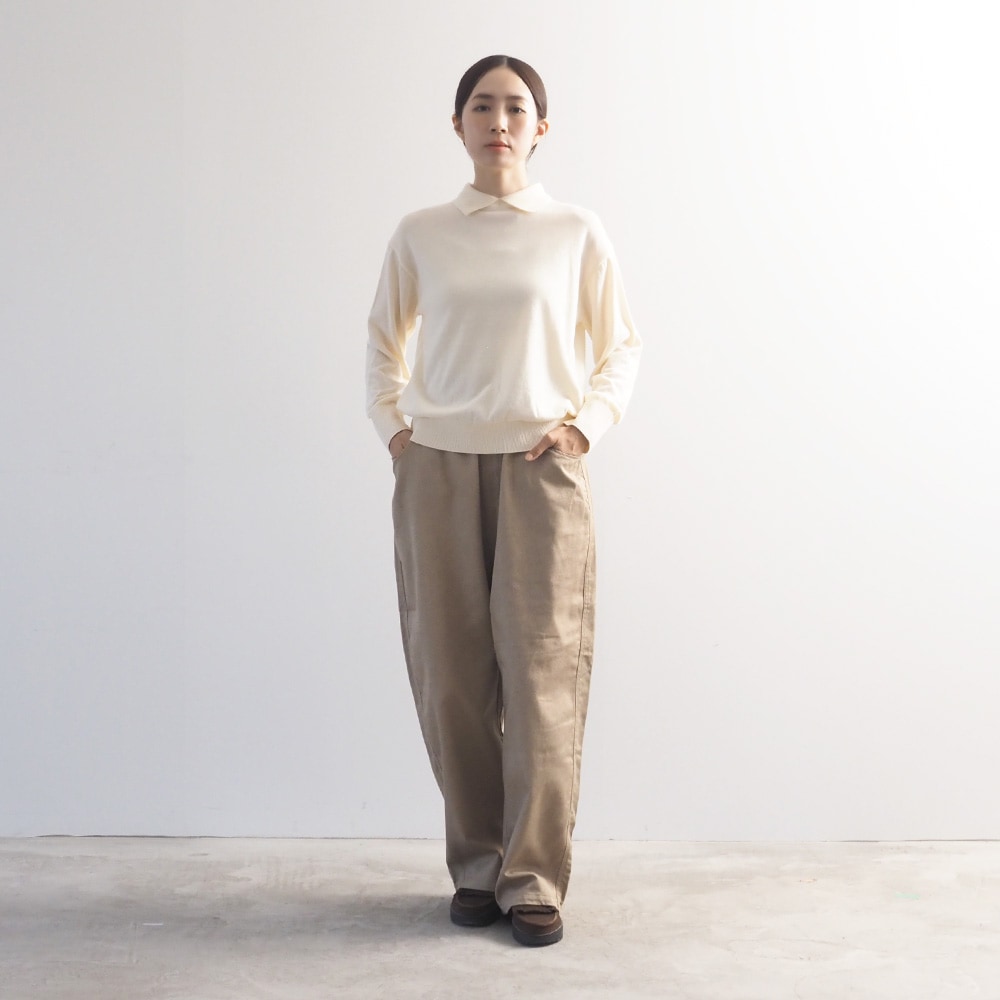 ムースヤーン シャツカラーニット ニットを着た女性の全身