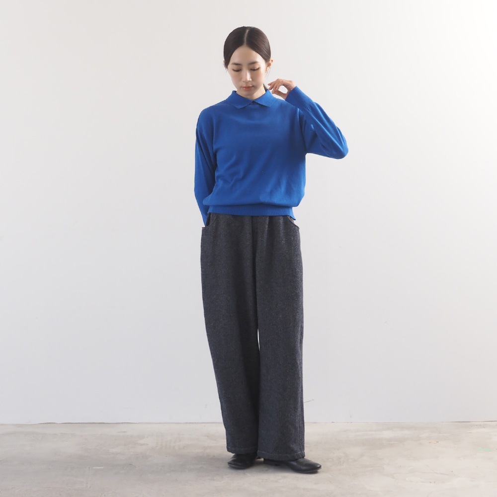 ムースヤーン シャツカラーニット ニットを着た女性の全身