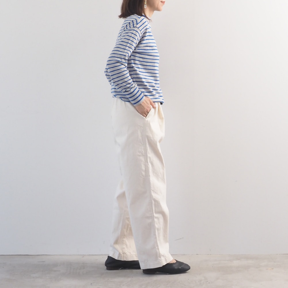 8オンスムラデニム イージーパンツ　パンツを着た女性の全身