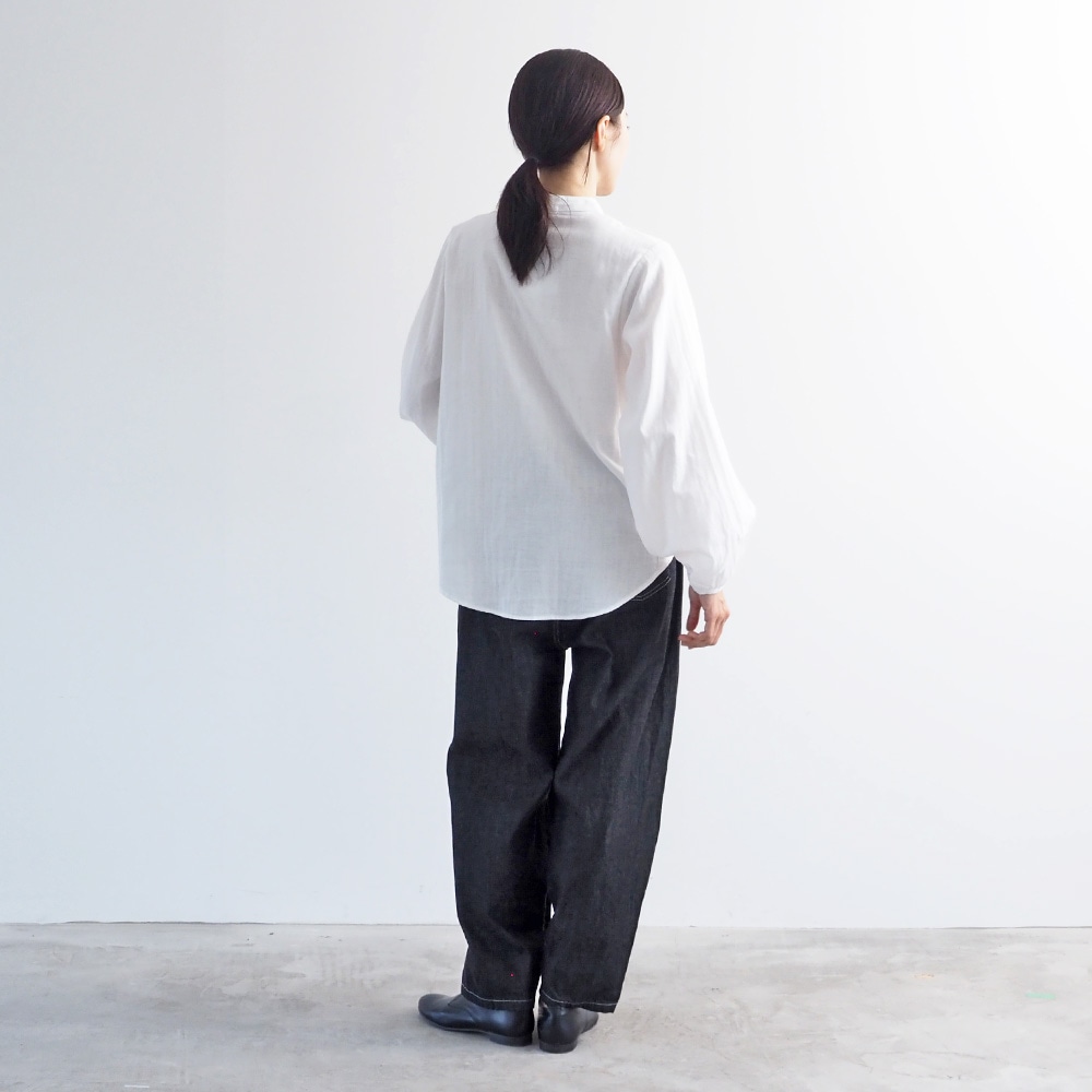 8ozムラデニム ラウンドパンツ　パンツを着た女性の全身