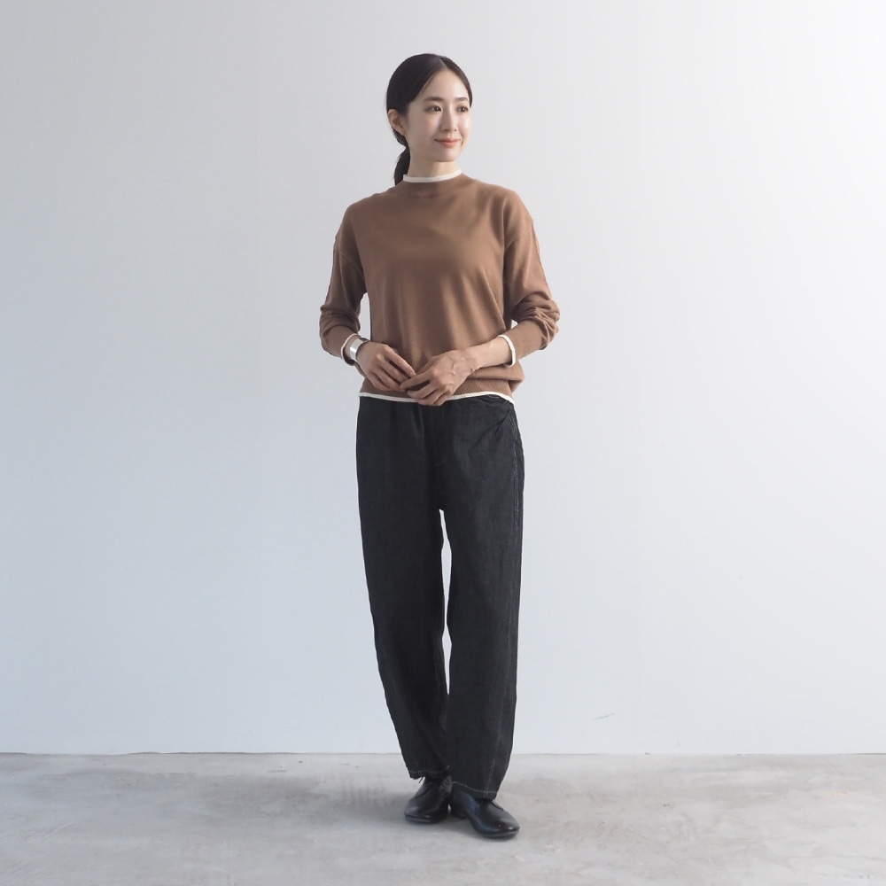 8ozムラデニム ラウンドパンツ　パンツを着た女性の全身