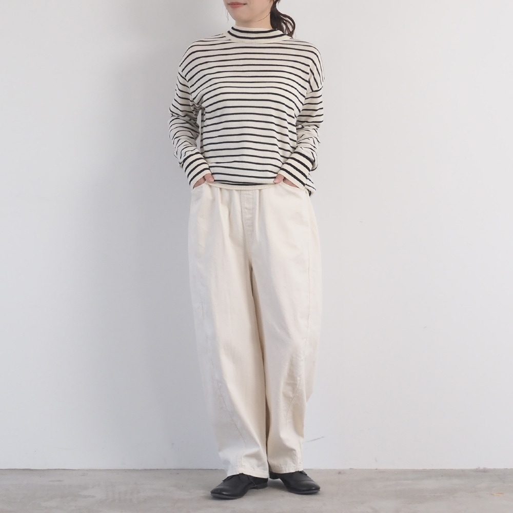 8ozムラデニム ラウンドパンツ パンツを着た女性の全身