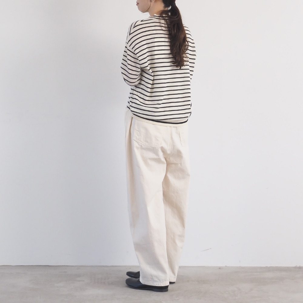 8ozムラデニム ラウンドパンツ パンツを着た女性の全身