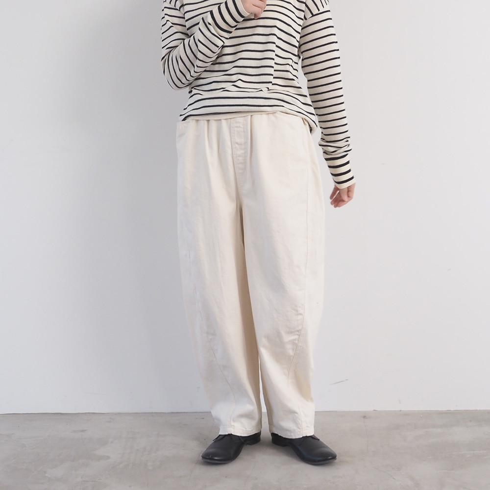8ozムラデニム ラウンドパンツ パンツを着た女性の全身