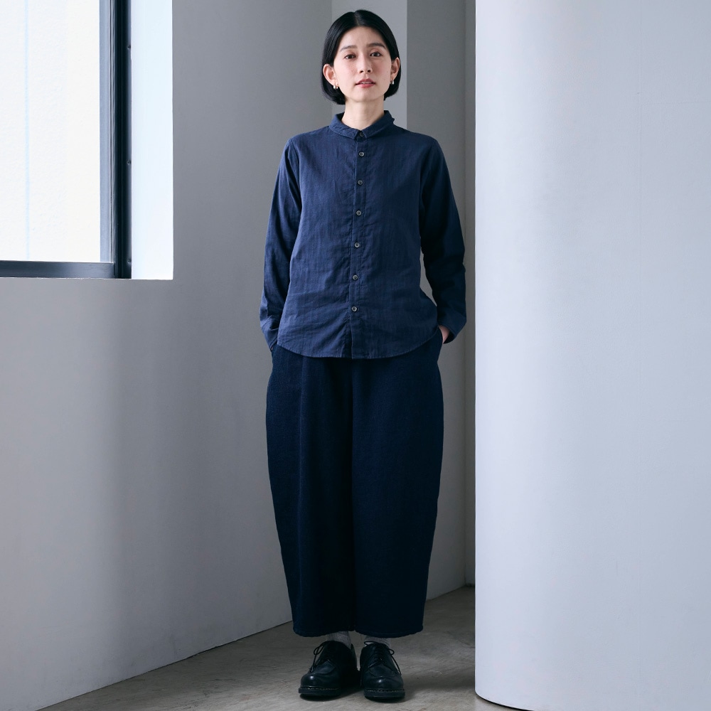 ダブルガーゼ ベーシックシャツ　シャツを着た女性の全身