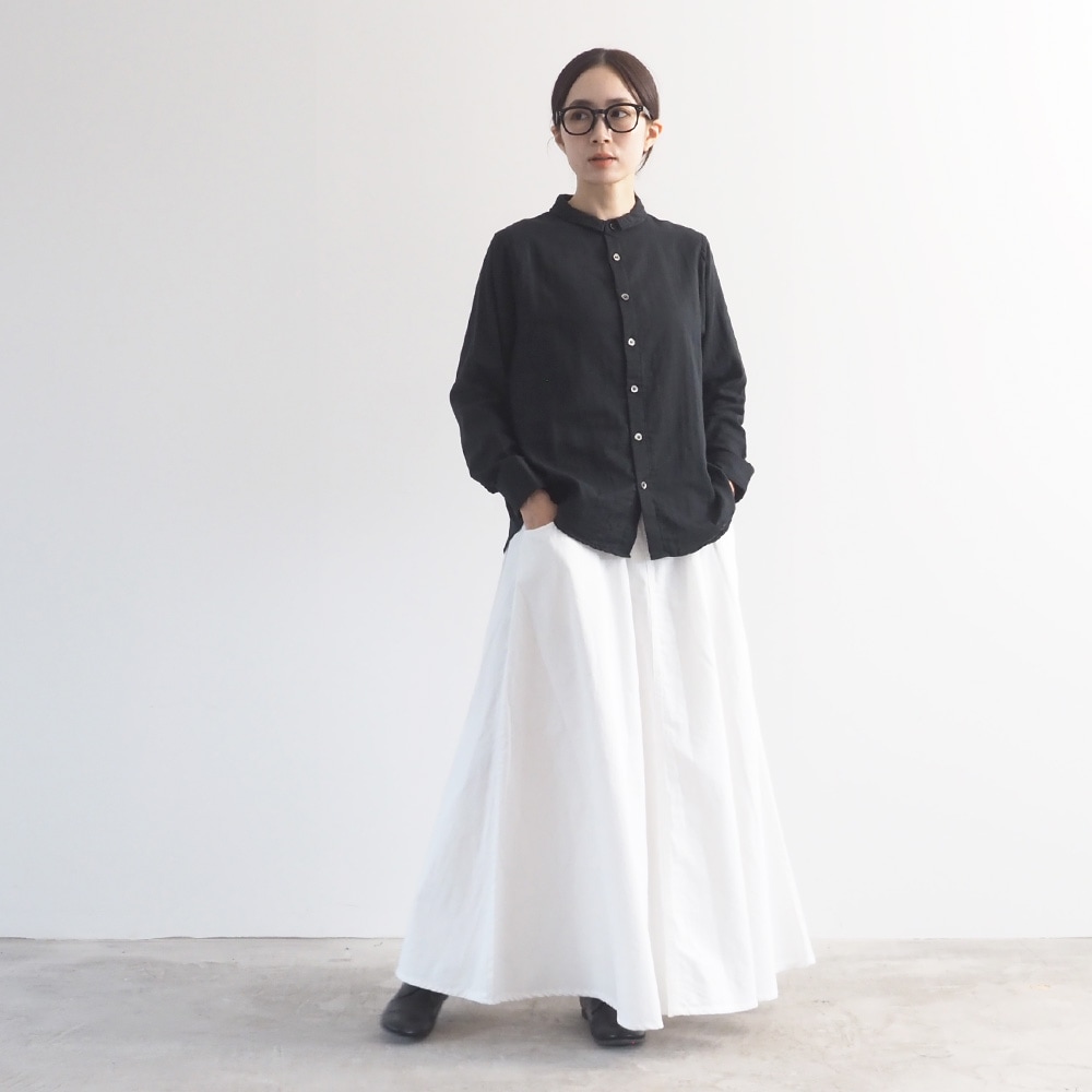 ダブルガーゼ ベーシックシャツ　シャツを着た女性の全身