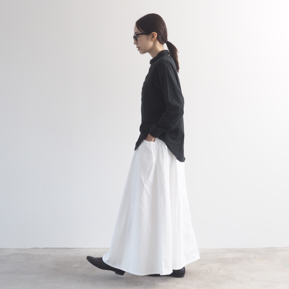 ダブルガーゼ ベーシックシャツ　シャツを着た女性の全身