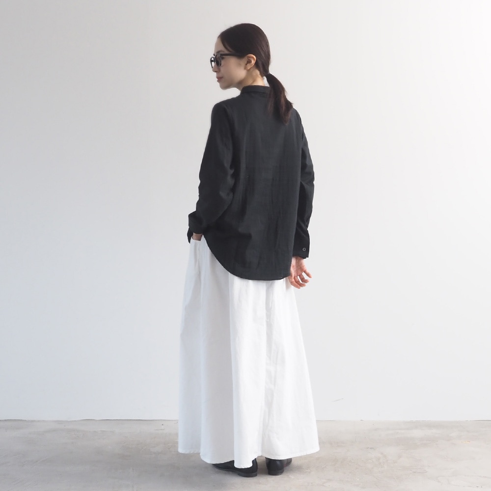 ダブルガーゼ ベーシックシャツ　シャツを着た女性の全身