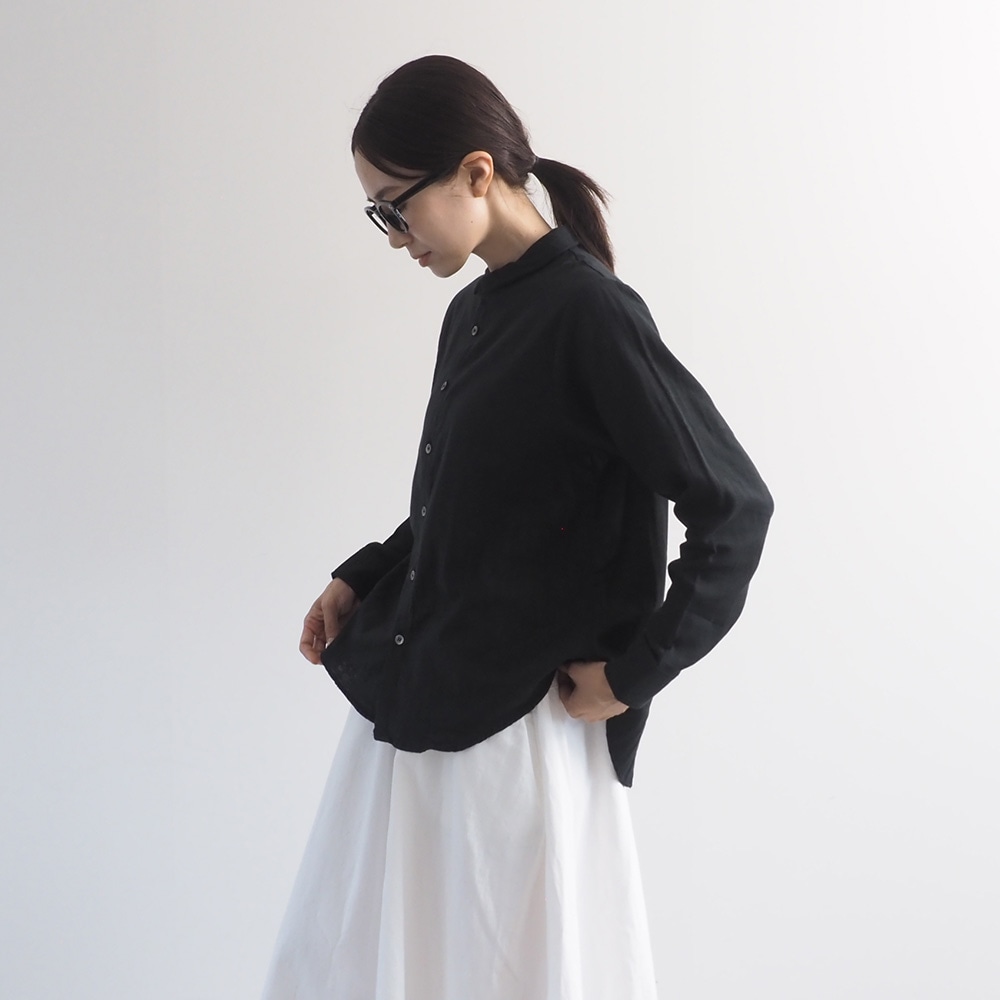 ダブルガーゼ ベーシックシャツ　シャツを着た女性の全身