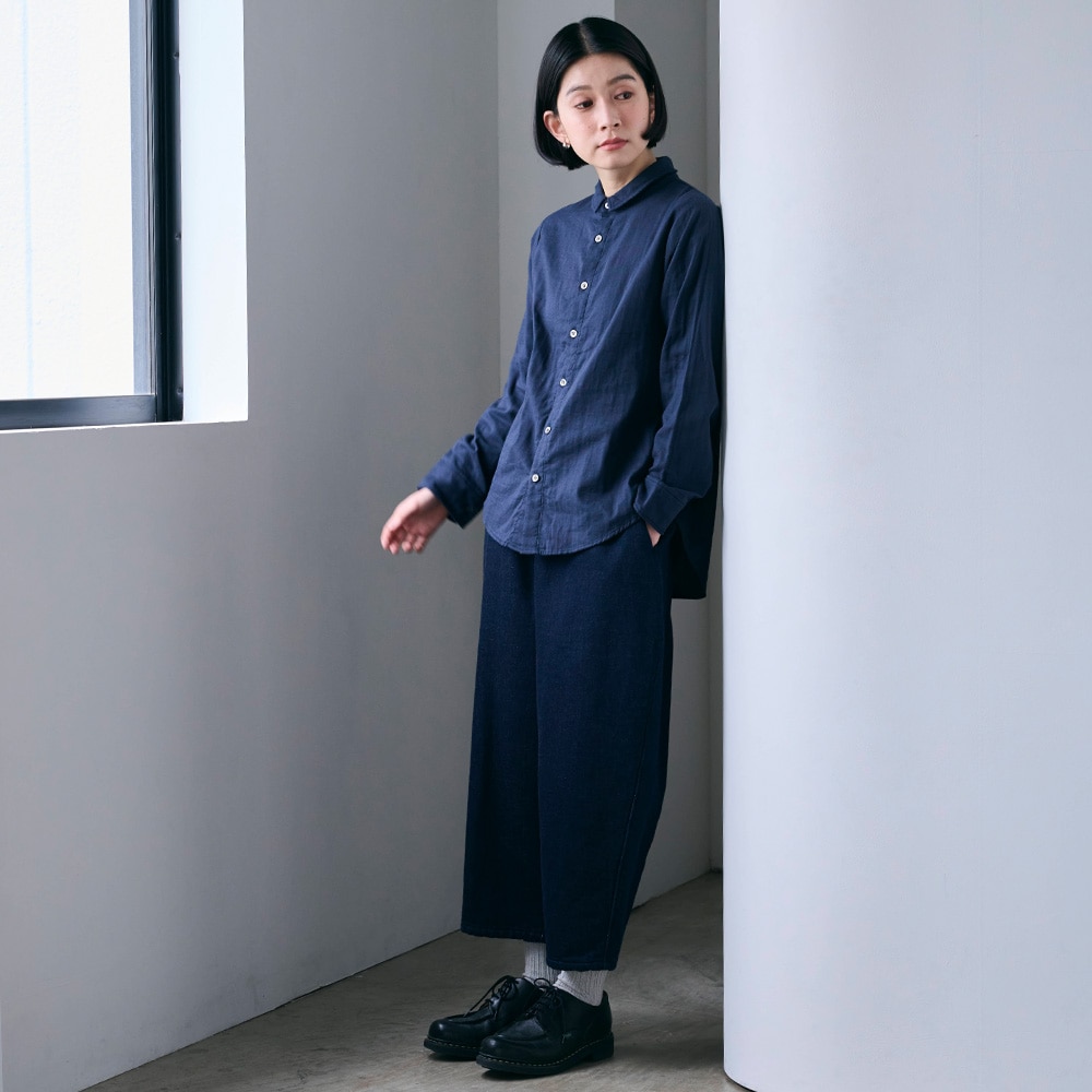 ダブルガーゼ ベーシックシャツ　シャツを着た女性の全身