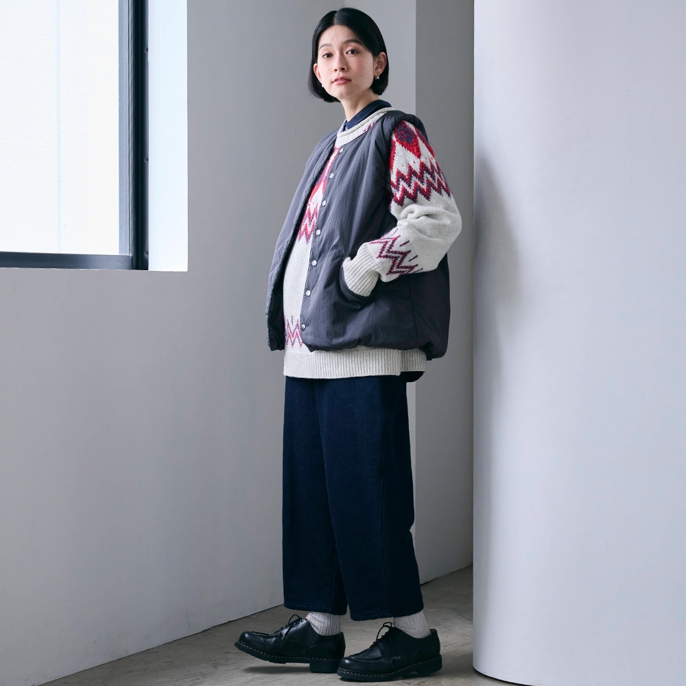ダブルガーゼ ベーシックシャツ　シャツを着た女性の全身