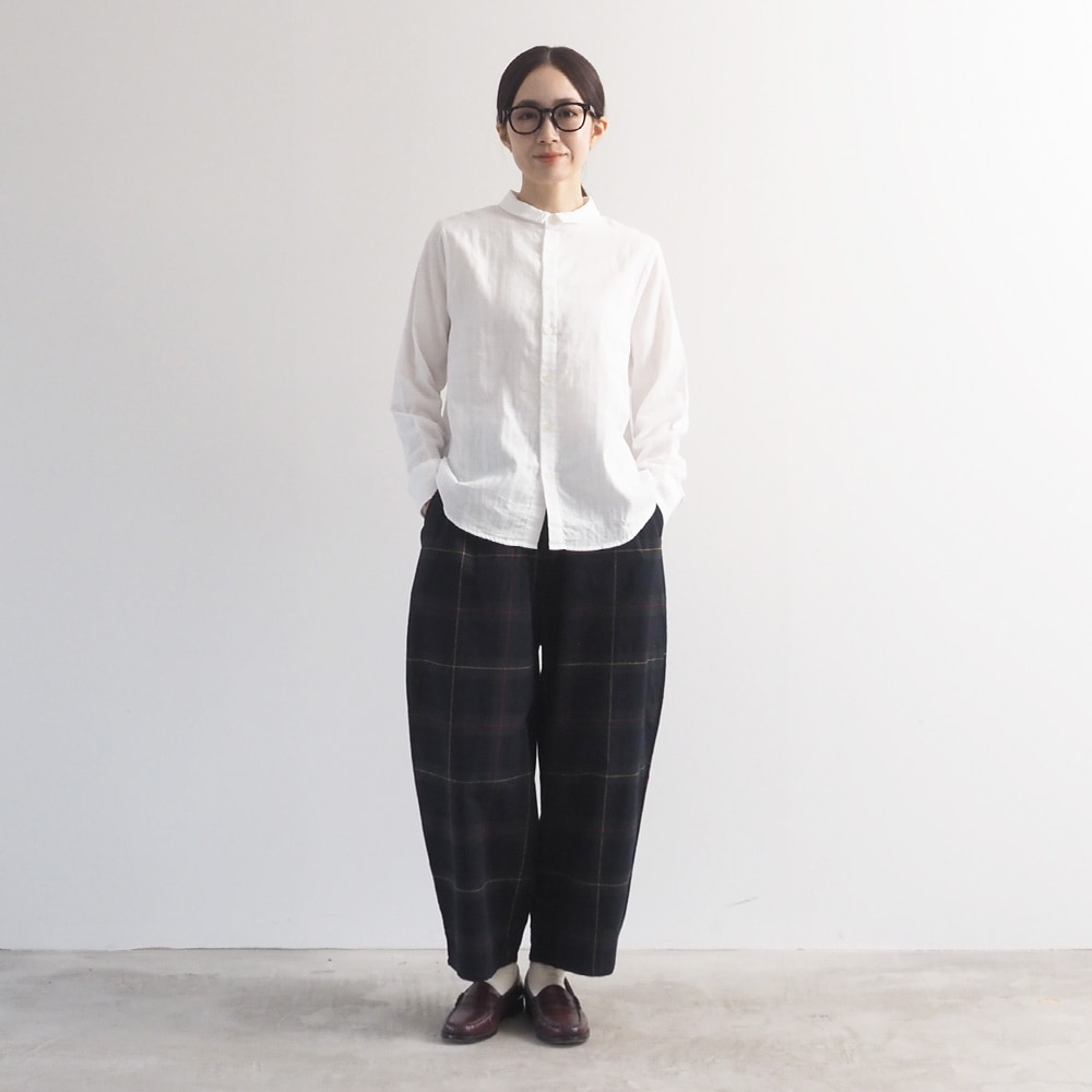 ダブルガーゼ ベーシックシャツ　シャツを着た女性の全身