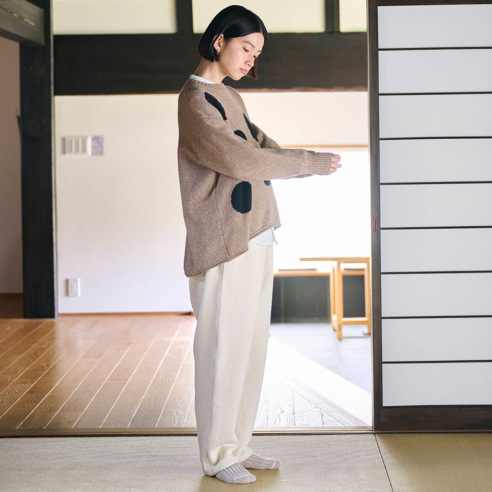 ダブルガーゼ ボリュームスリーブシャツ　ブラウスを着た女性の全身