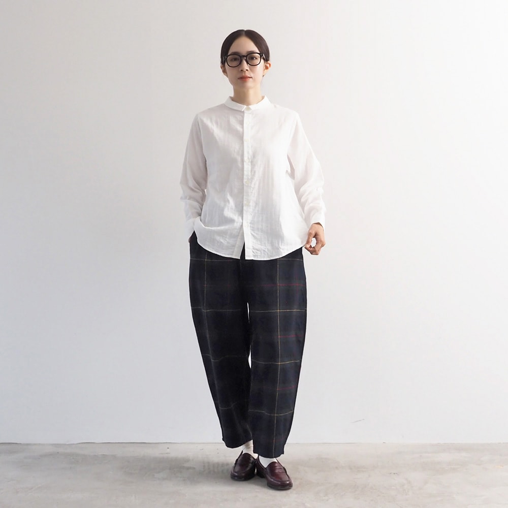 Nishiwakiフランネルチェック エッグパンツ　パンツを着た女性の全身
