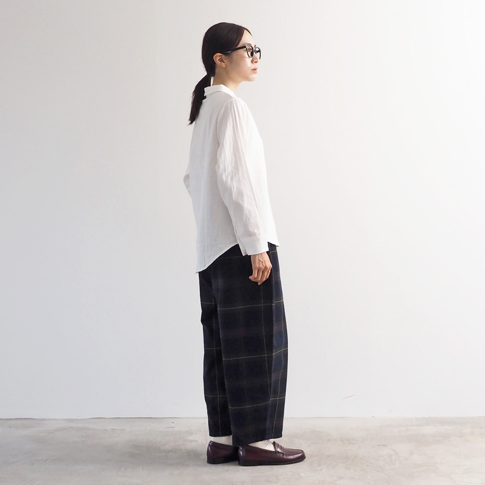 Nishiwakiフランネルチェック エッグパンツ　パンツを着た女性の全身